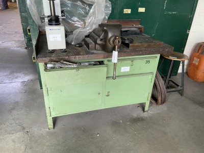 1 Werkbank mit Schraubstock